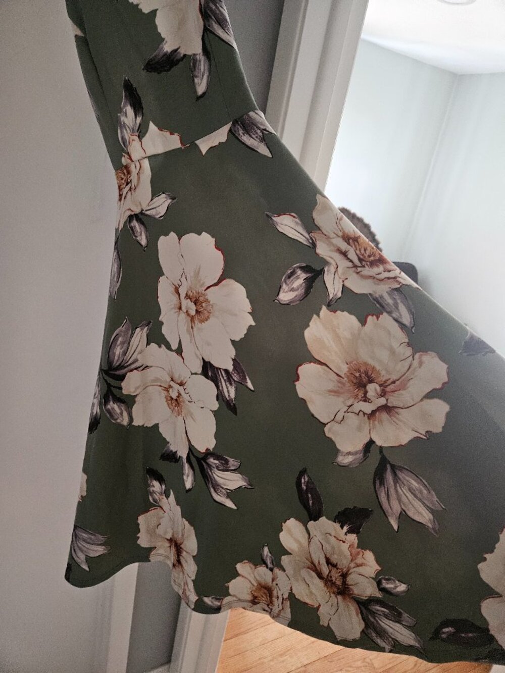 Floral dress nwt soprano moss green Hawaiian medium M